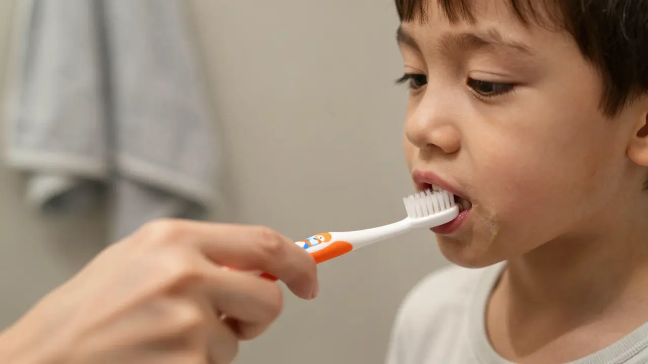Jak sama odstranit zubní kámen u dětí - bezpečné metody a co se vyhnout