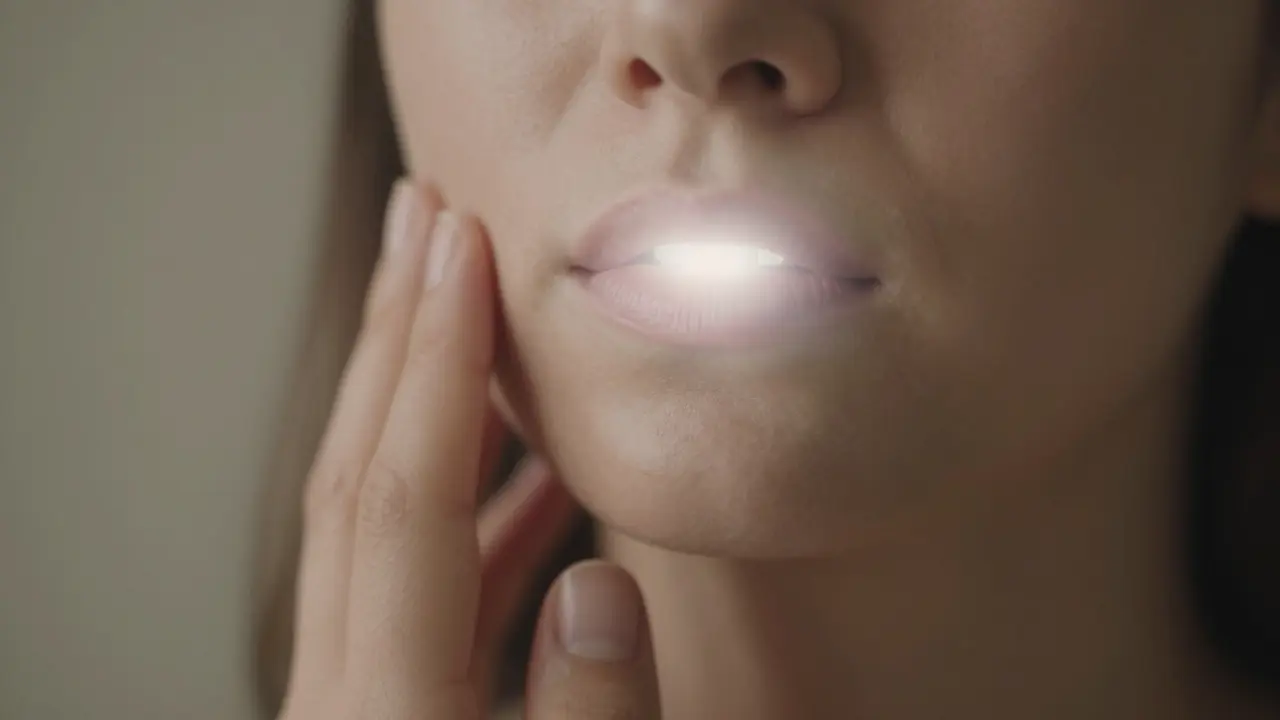 Symbolické znázornění vnitřního hojení úst po vytržení zubu.